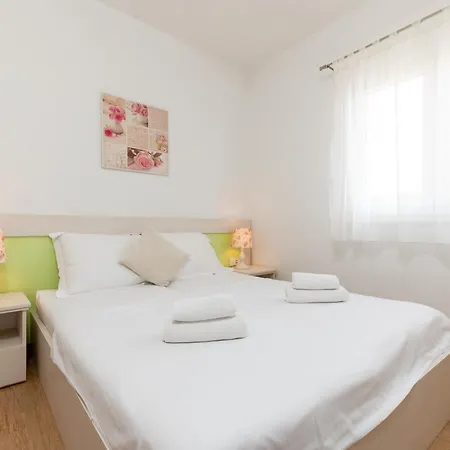 Apartment Mavarstica 17803e *
